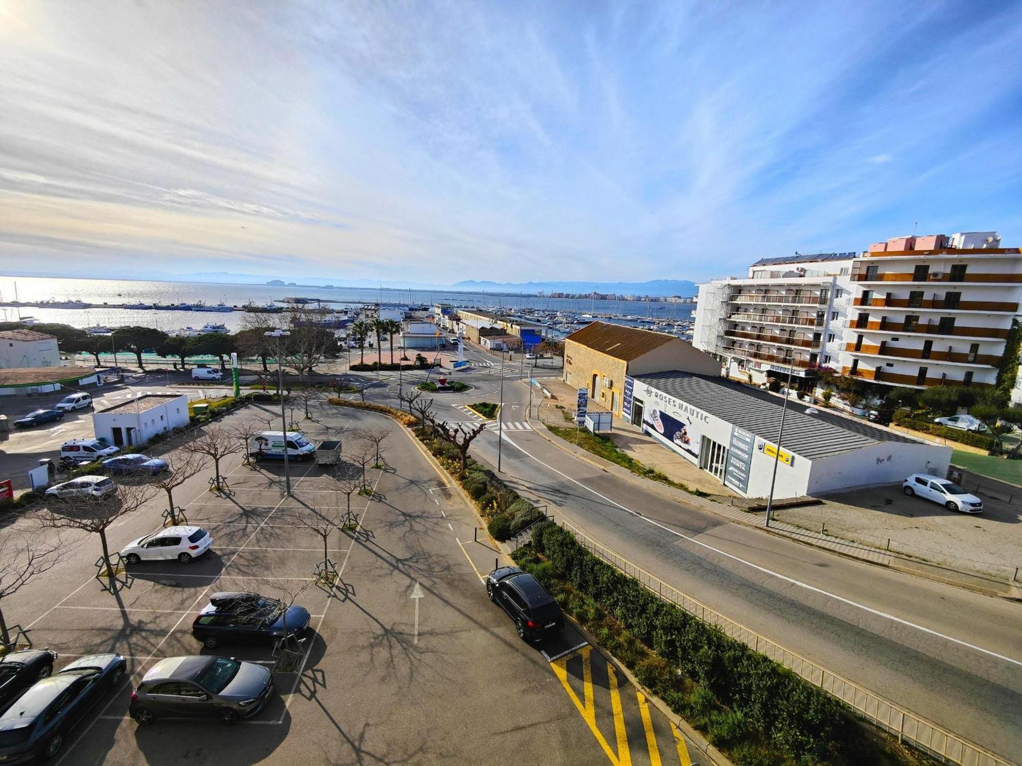 דירות רוזס 2166 Rocmar 1 4-C, Excelente Situacion Frente Al Puerto Pesquero Y Con Vista A La Bahia. Gran Terraza. Gran Parking Publico Delante. - Es-258-30 מראה חיצוני תמונה